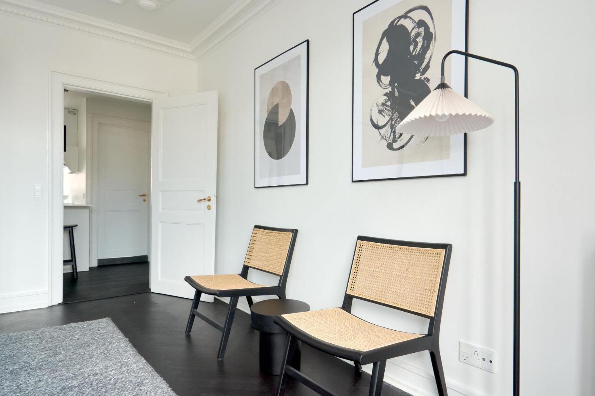 Beautiful 3 Bedroom Flat Near Shopping & Metro *