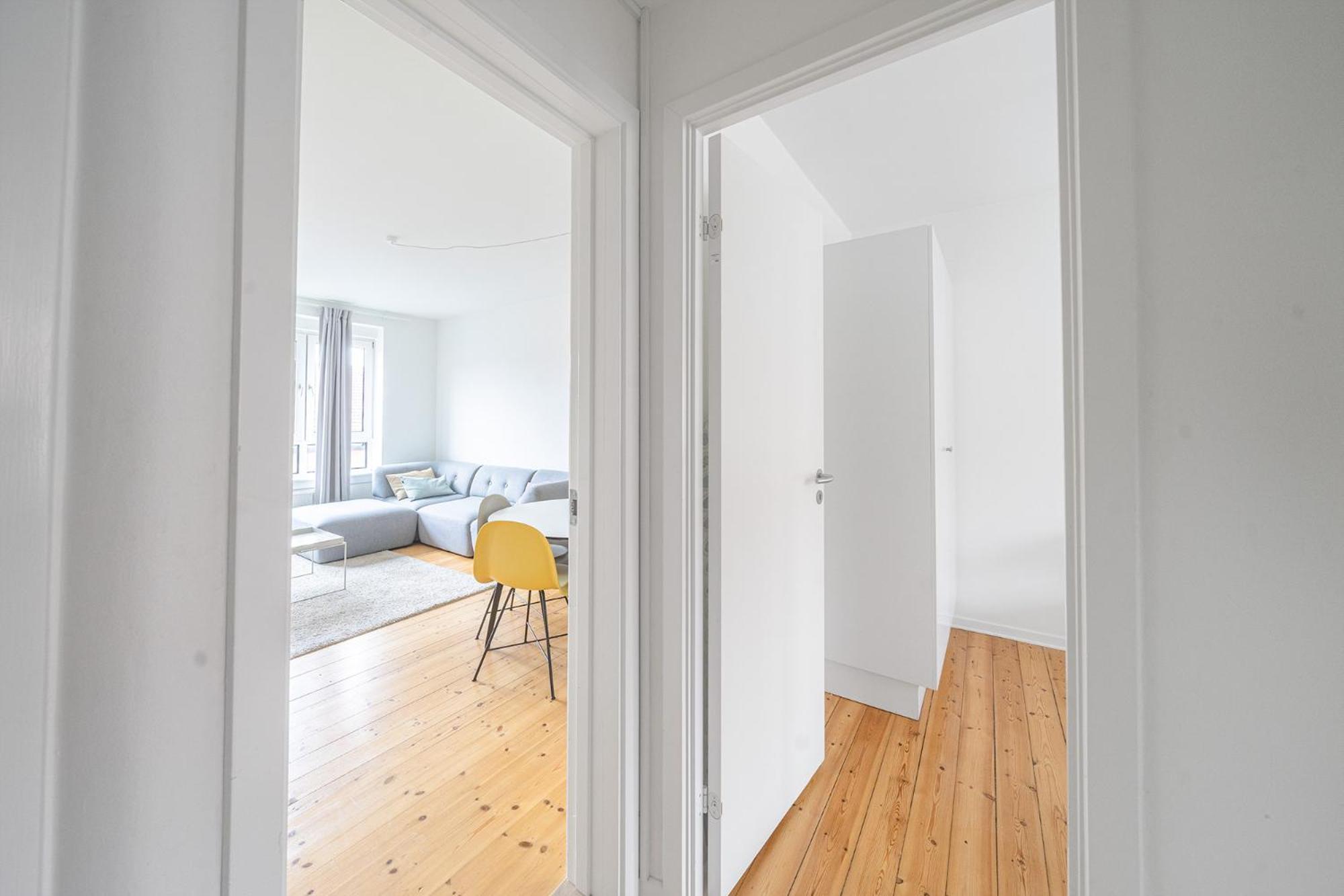 Refurbished 2-bed Close To Metro And Airport Apartment *