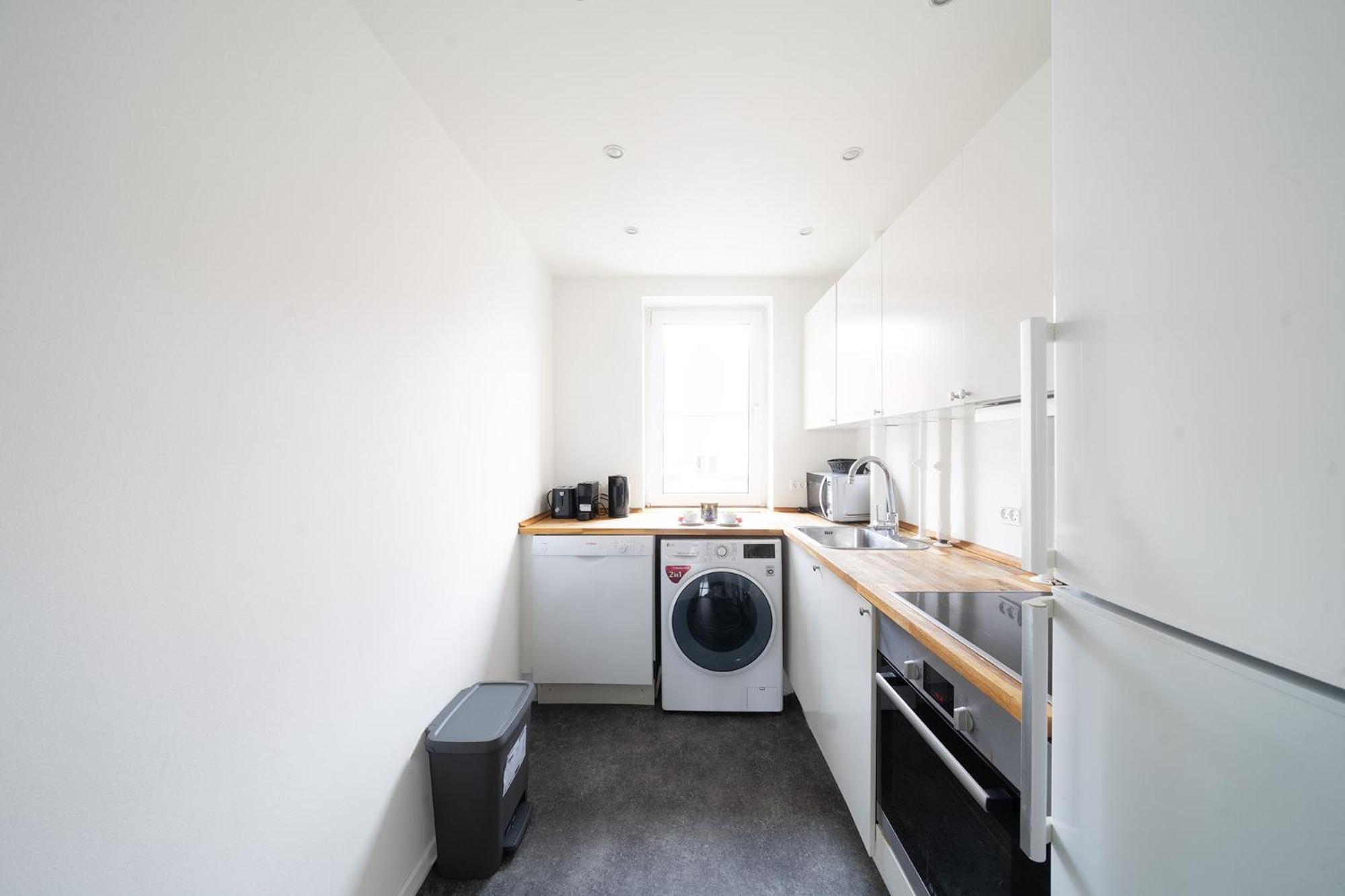 Apartment Refurbished 2-bed Close To Metro And Airport *