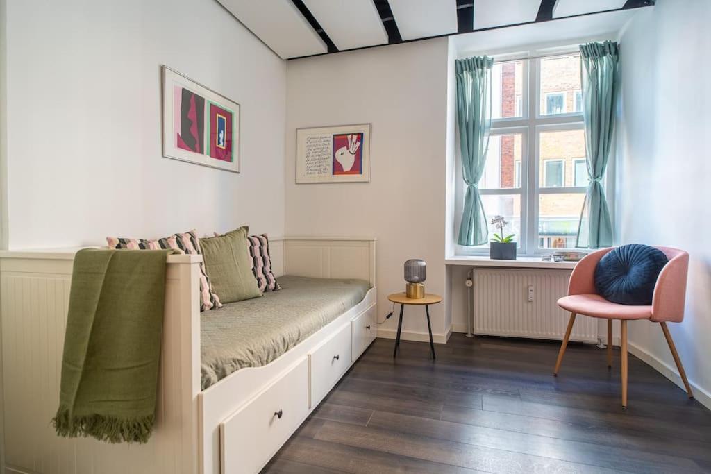 120m2 Near Culture Icons - Historic Fredericiagade Apartment
