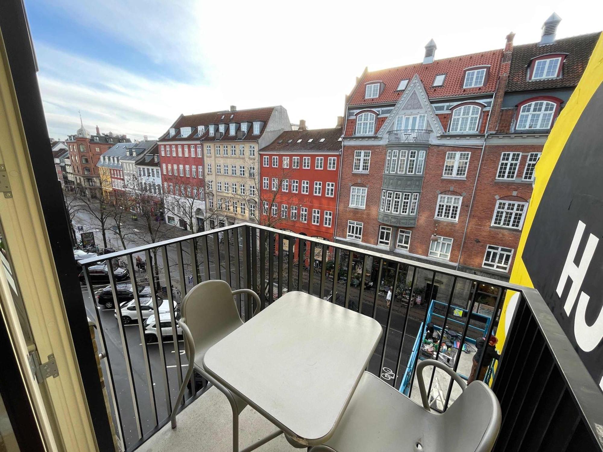 Cozy Luxury - Sunny Balcony In Center