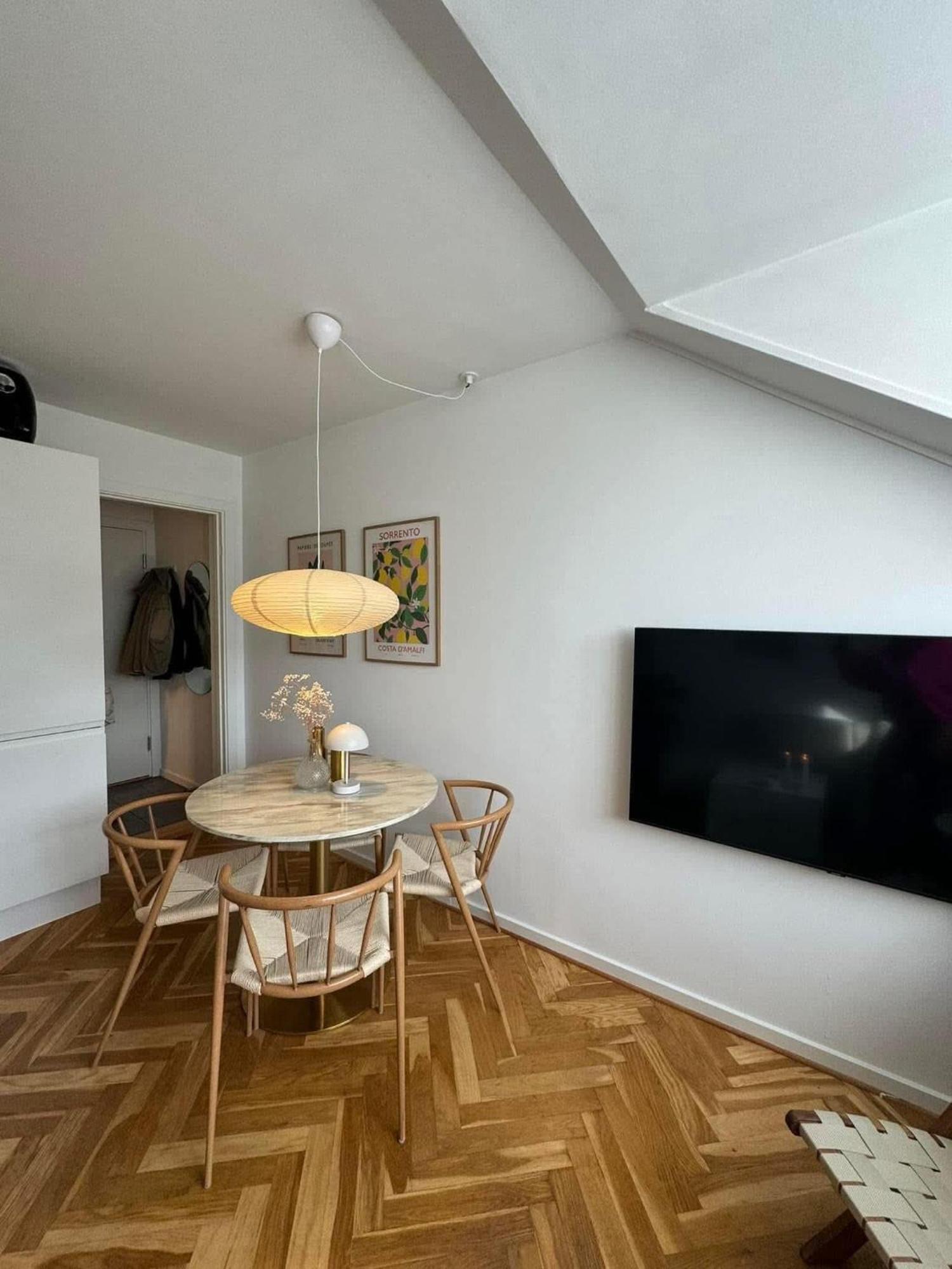 Stunning By The Lakes Apartment