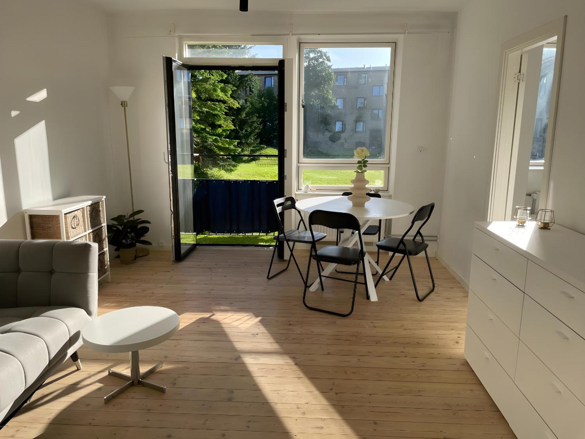 Apartment Charming With Easy Access To *