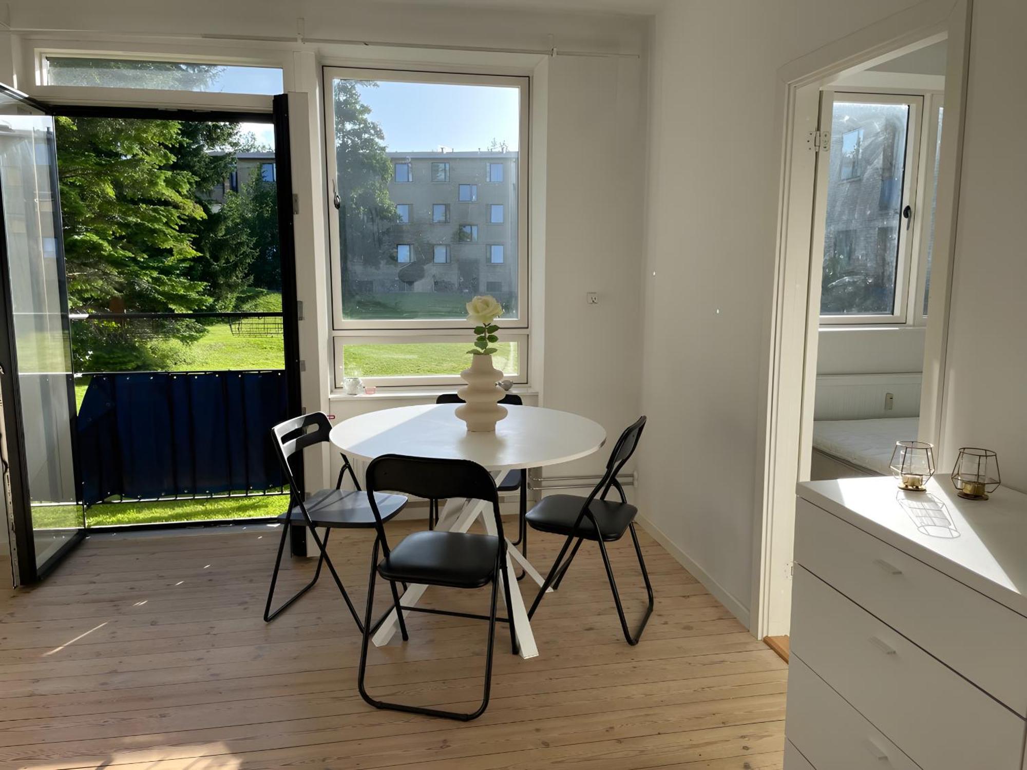 Charming With Easy Access To Apartment *