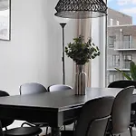 Sanders Arena - Precious Three-Bedroom Apartment Close To Metro Station