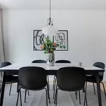 Sanders Arena - Inviting Two Bedroom Apartment Close To Metro Station