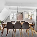 Sanders Penny - Charming Three-Bedroom Apartment In The Middle Of Action