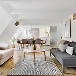 Sanders Penny - Charming Three-Bedroom Apartment In The Middle Of Action