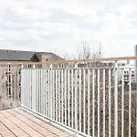 Beautiful 2-Bed With Large Balcony