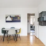 Refurbished 2-Bed Close To Metro And Airport