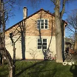 Modern 2 Bedroom Cottage Close To Airport And Town - Sleeps 8
