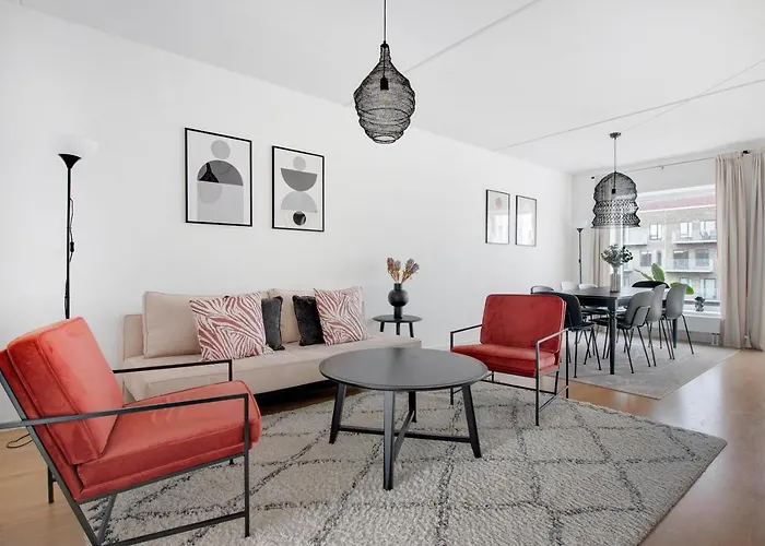 Sanders Arena - Precious Three-Bedroom Apartment Close To Metro Station