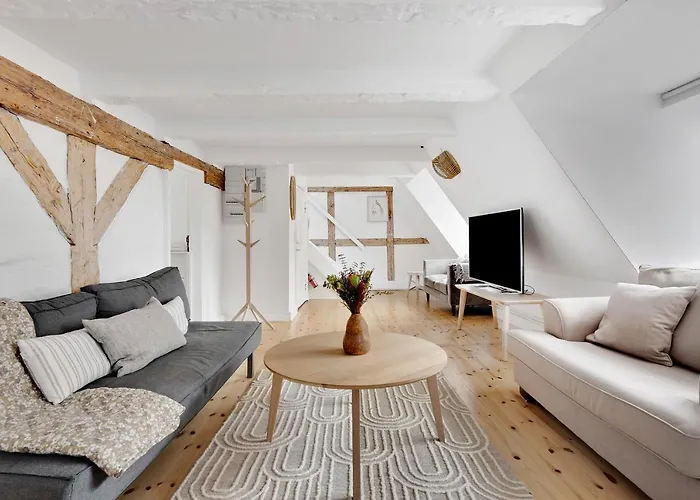 Sanders Penny - Charming Three-Bedroom Apartment In The Middle Of Action