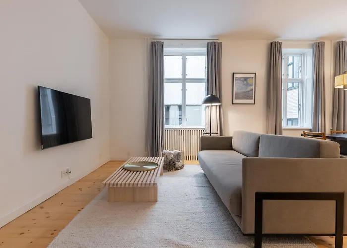 Stunning 5 Bedroom Apartment By The Lakes