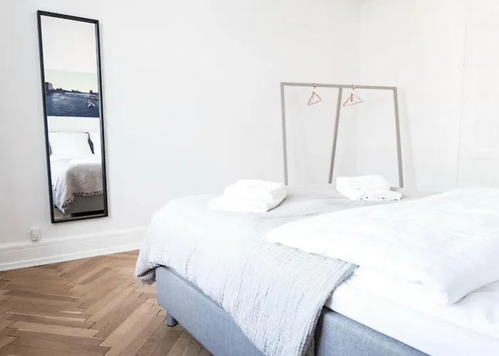 Beautiful 2-Bed With Large Balcony