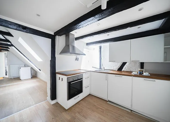 Charming 2-Bed Duplex In Great Location