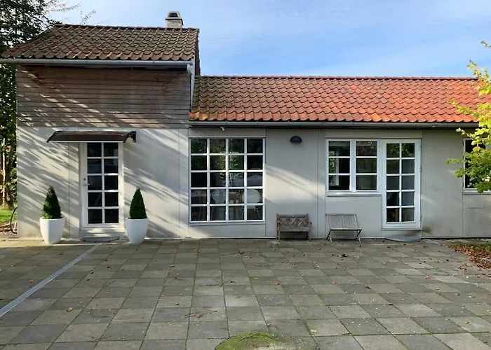 Modern 2 Bedroom Cottage Close To Airport And Town - Sleeps 8