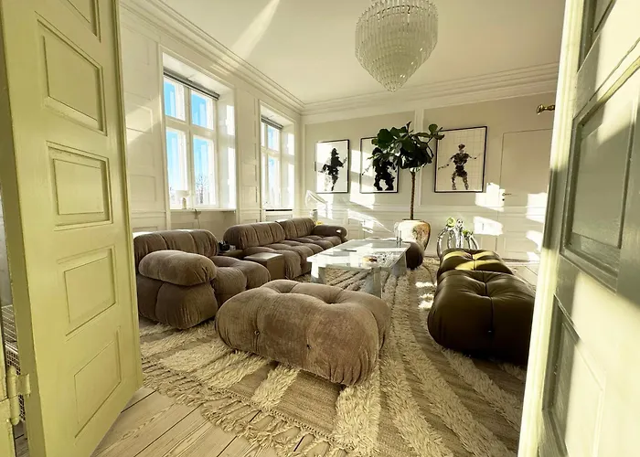 Luxury \'Kings Garden View\' 260M2 Prime Located Flat