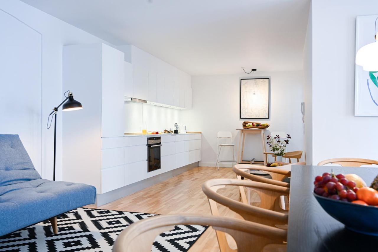 Sanders Tower - Chic Two-bedroom In Charming Apartment *