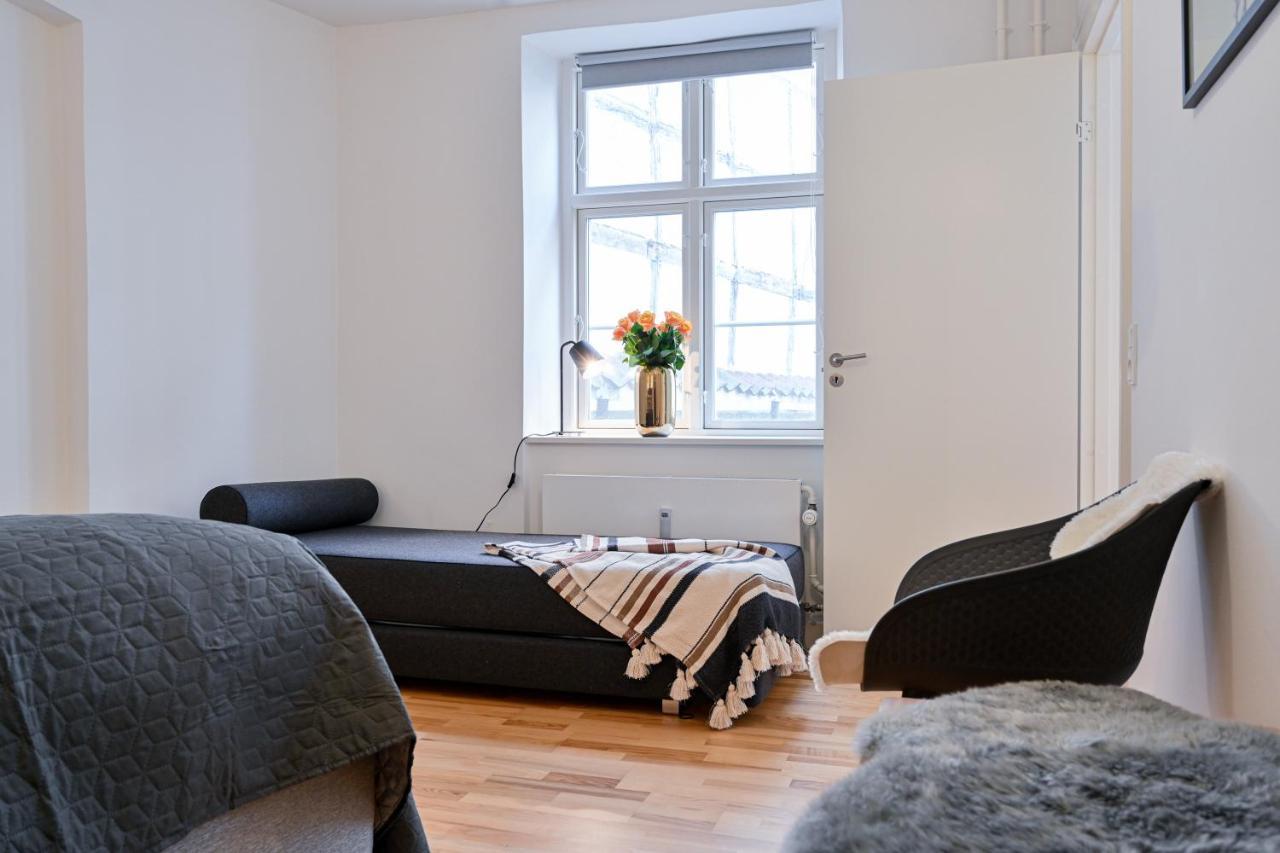 Sanders Tower - Chic Two-bedroom In Charming *