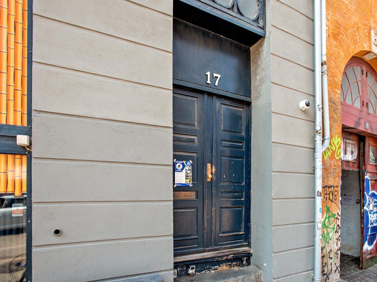 Sanders Penny - Charming Three-bedroom In The Middle Of Action Apartment