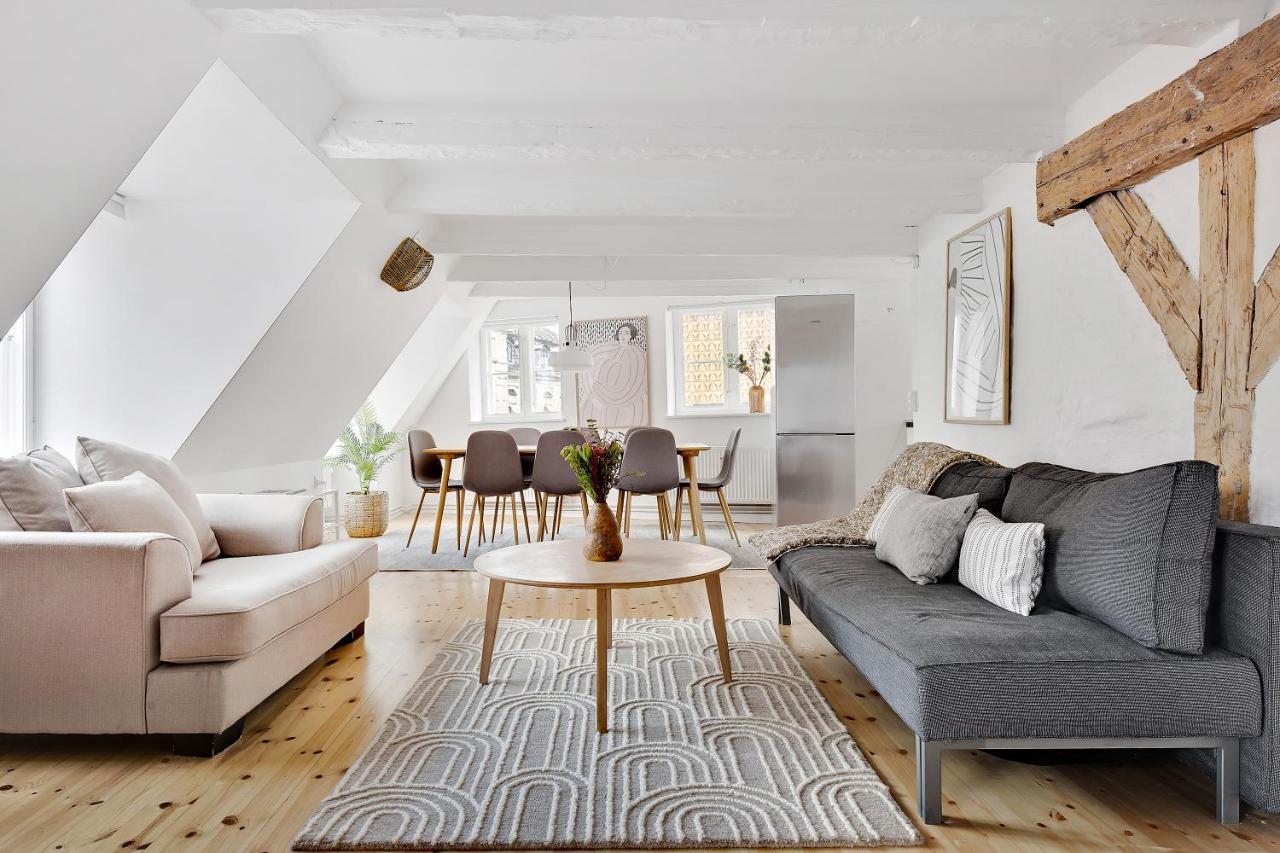 Sanders Penny - Charming Three-bedroom In The Middle Of Action Apartment *