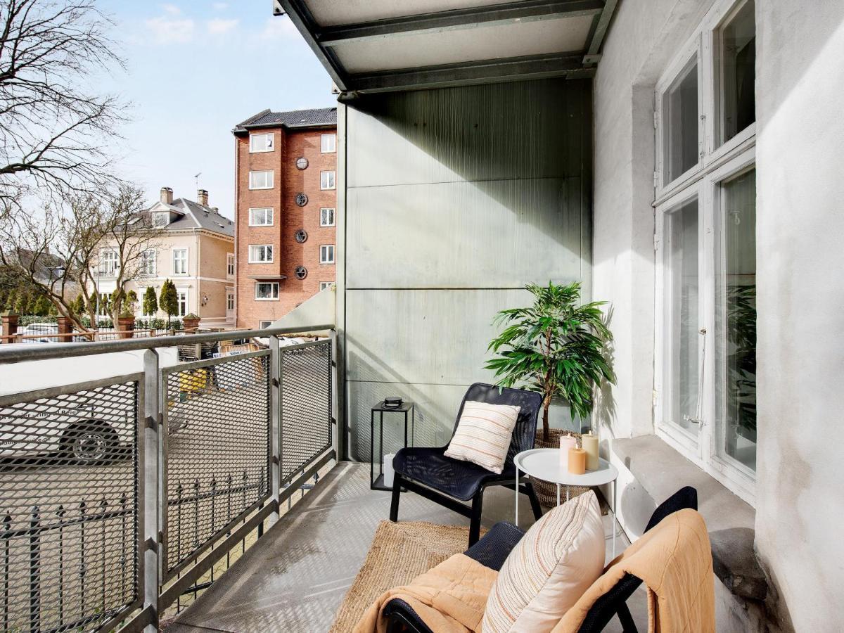 Sanders Constantin - Chic Two-bedroom With Balcony *
