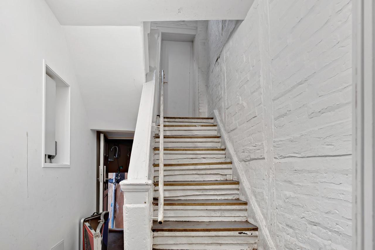 Sanders Penny - Charming Three-bedroom In The Middle Of Action Apartment *