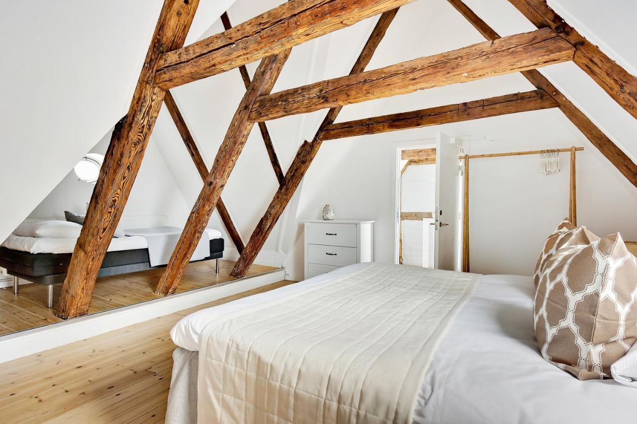 Sanders Penny - Charming Three-bedroom In The Middle Of Action Apartment