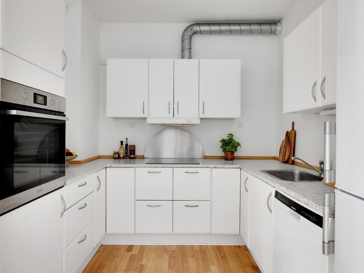 Sanders Constantin - Chic Two-bedroom With Balcony *