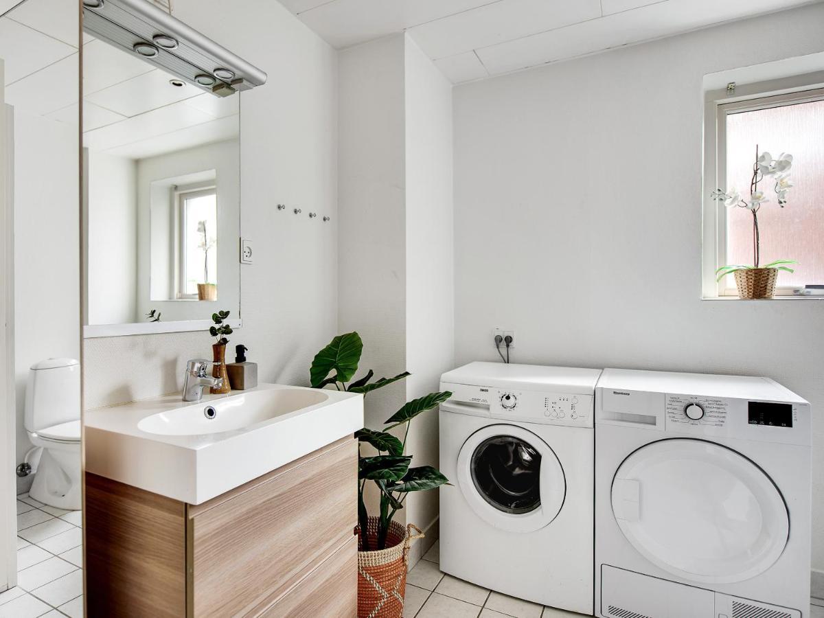 Sanders Constantin - Chic Two-bedroom With Balcony Apartment