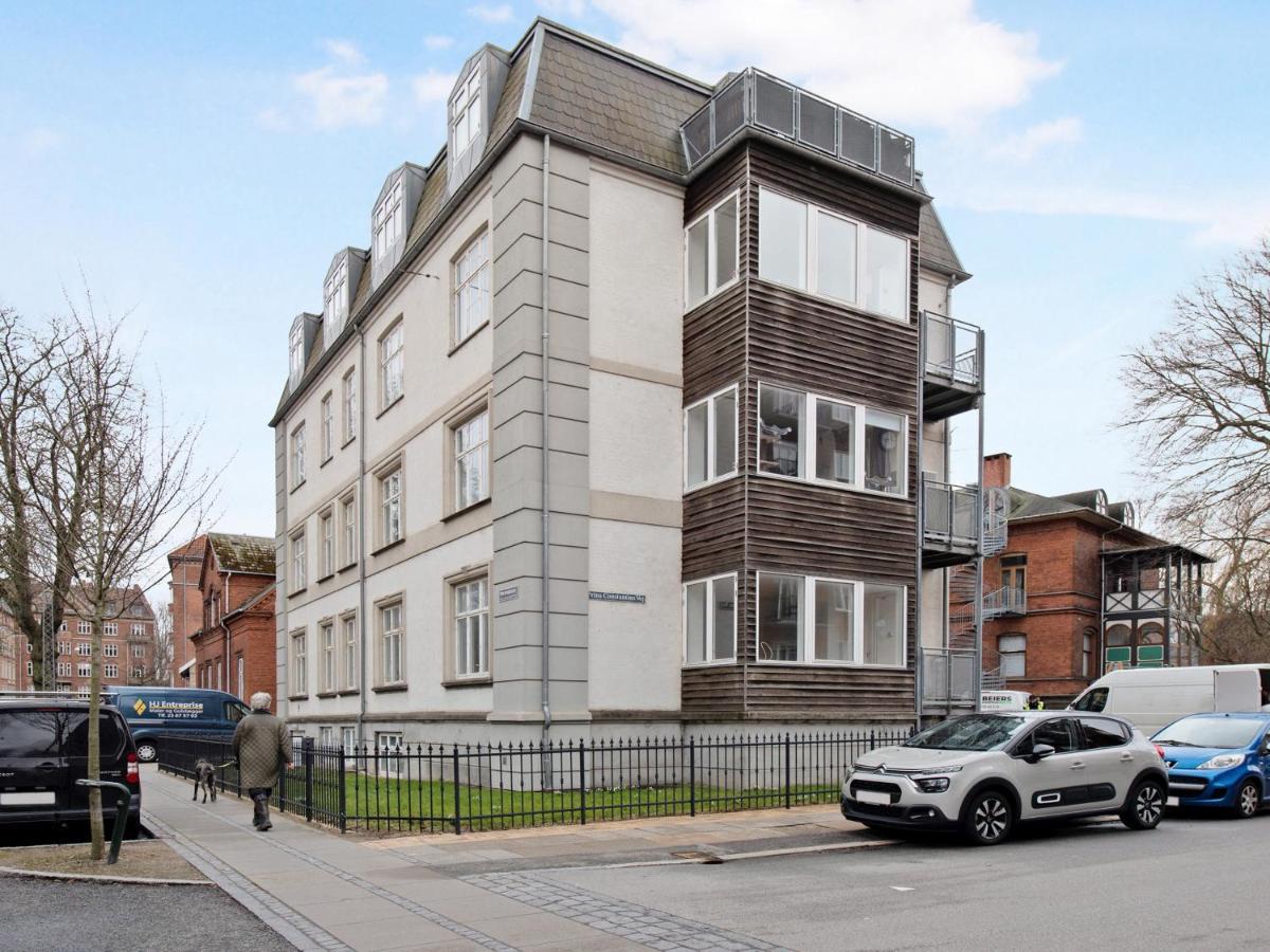 Sanders Constantin - Chic Two-bedroom With Balcony
