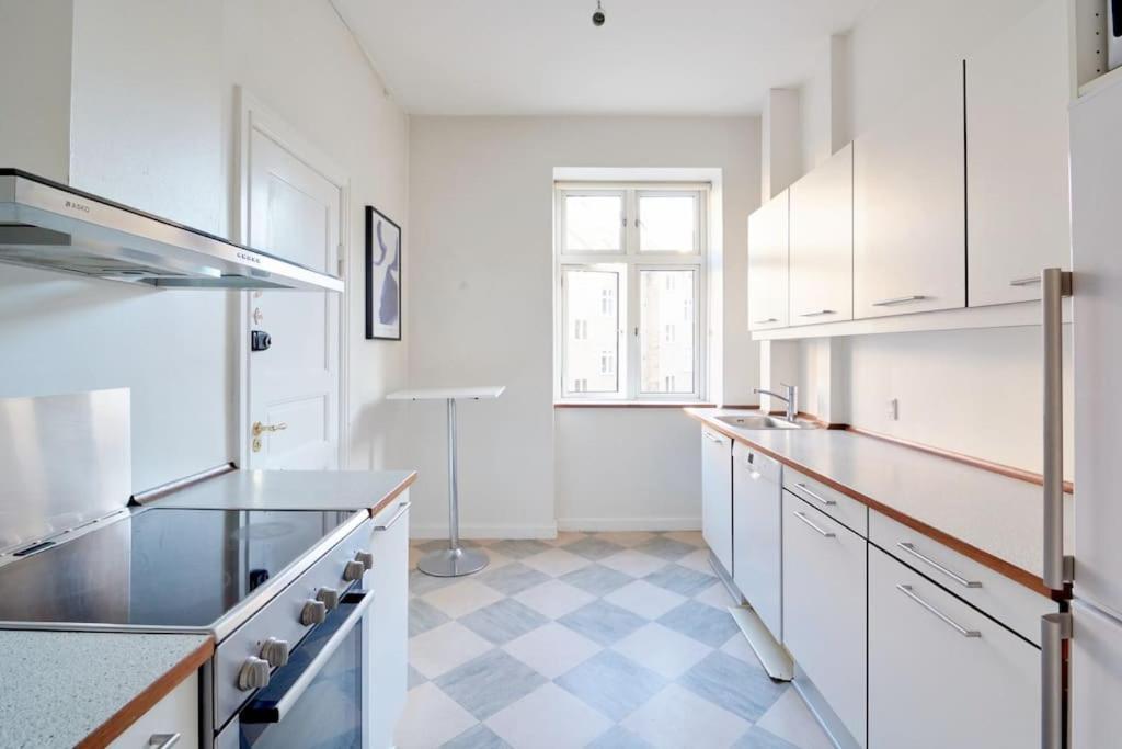Large & Stylish In Trendy & Vibrant Neighbourhood *