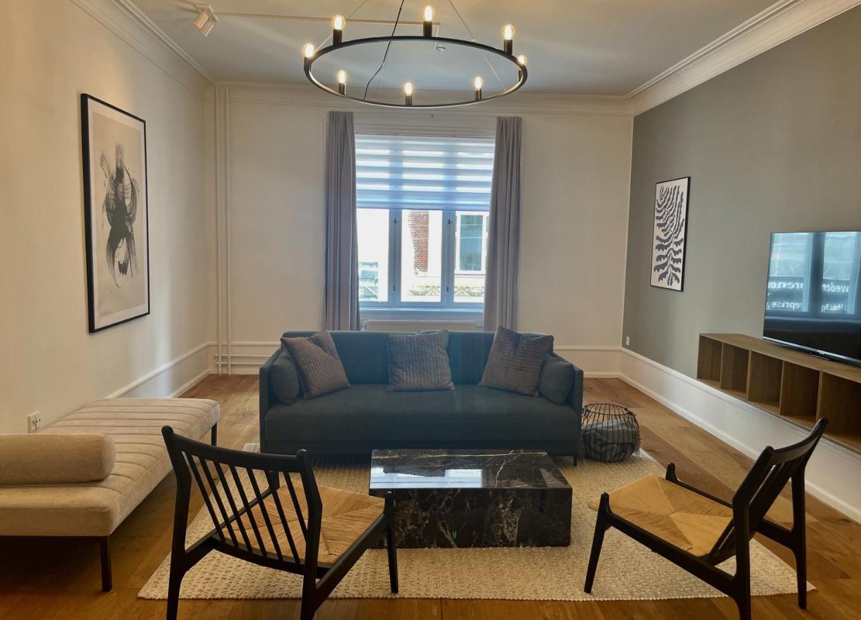 Beautiful 3 Bedroom Flat Next To The Marble Church Apartment
