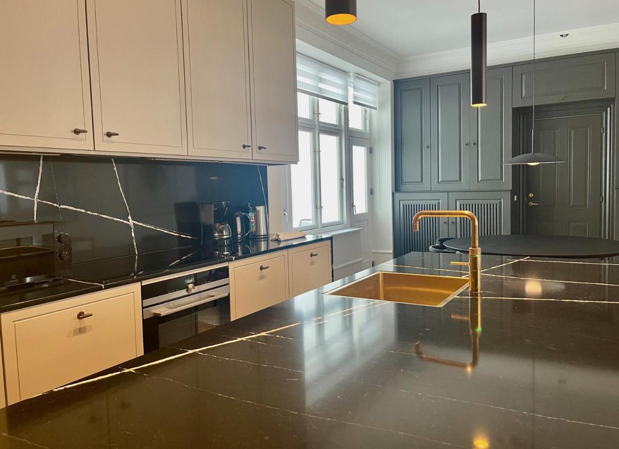 Beautiful 3 Bedroom Flat Next To The Marble Church Apartment