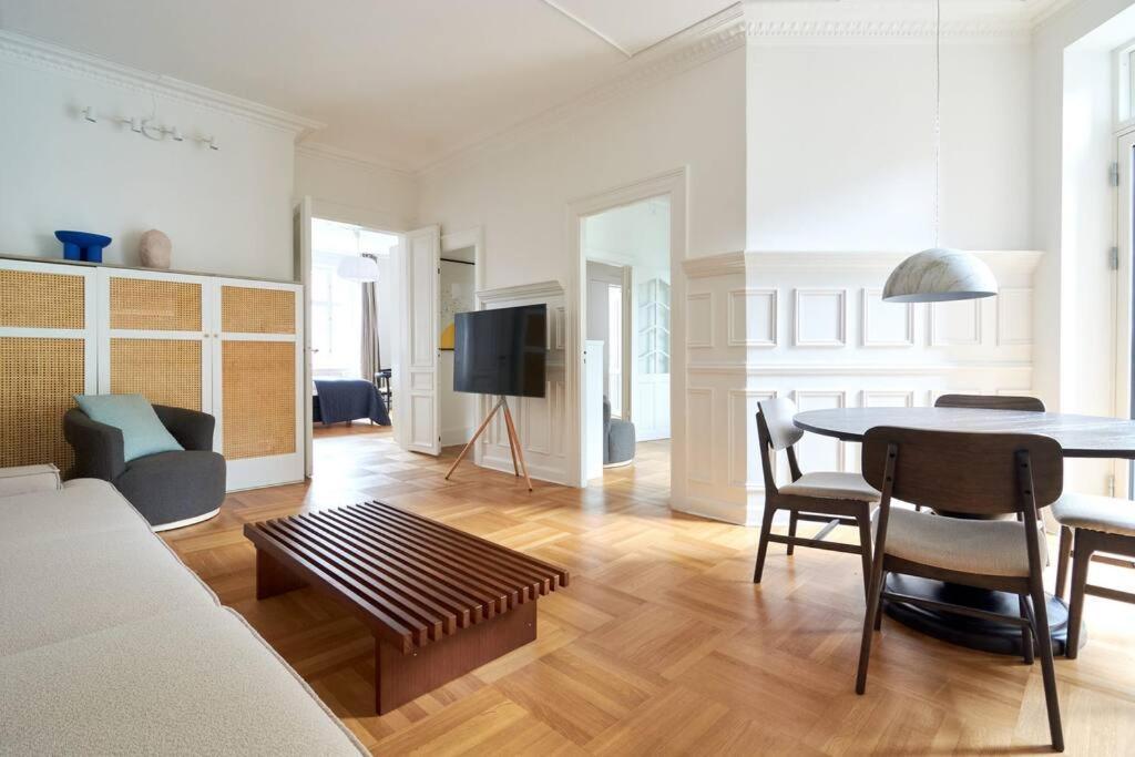 Spacious 3 Bedroom Manor Flat Next To Tivoli Copenhagen