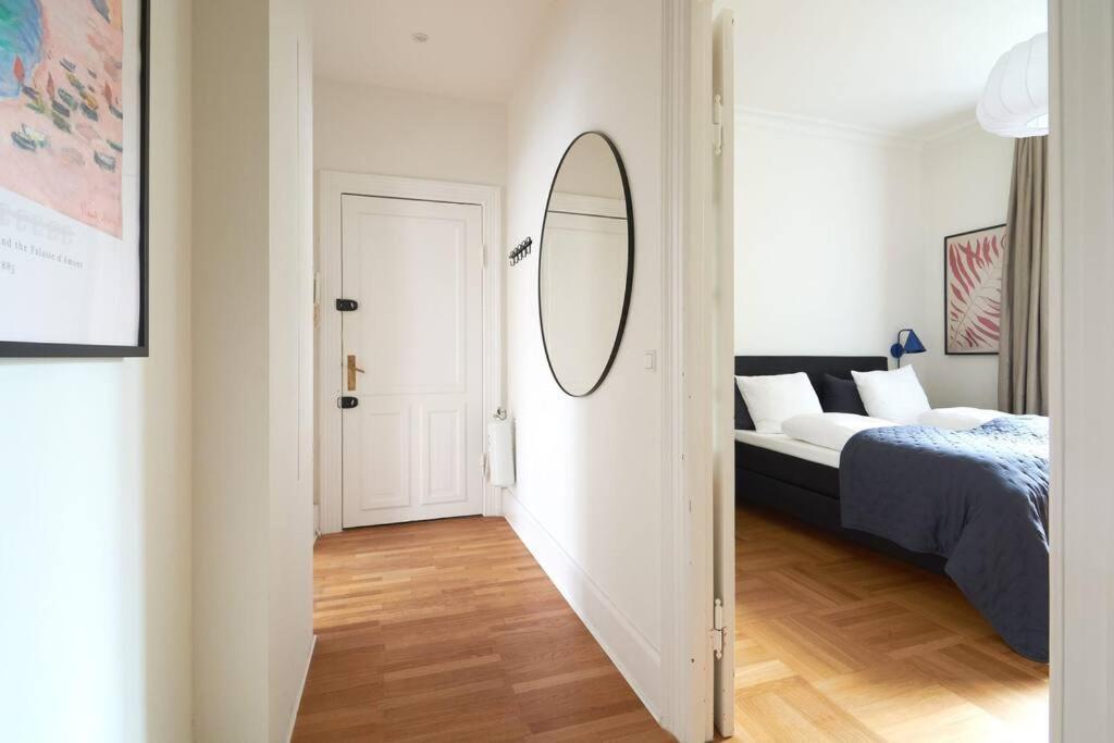 Spacious 3 Bedroom Manor Flat Next To Tivoli * Copenhagen