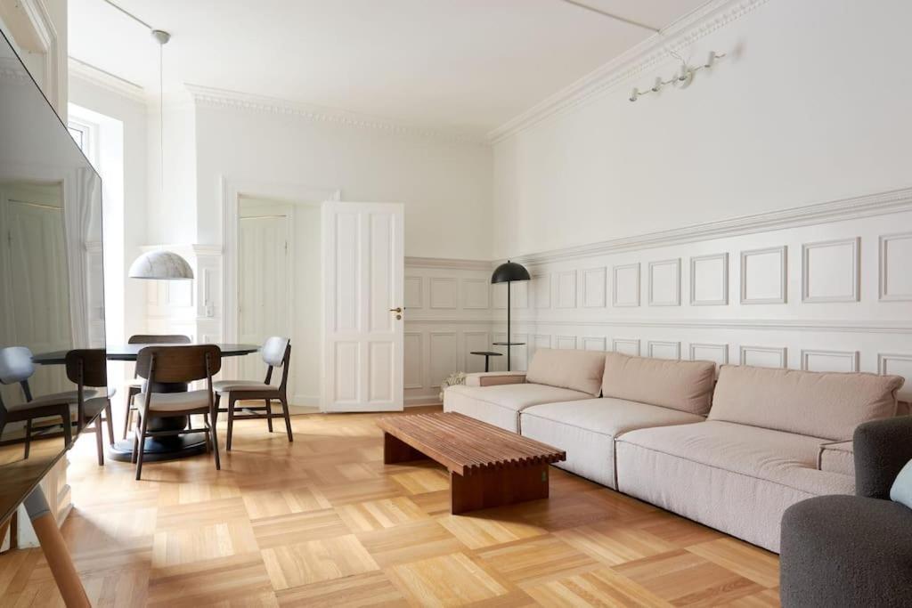 Spacious 3 Bedroom Manor Flat Next To Tivoli Copenhagen
