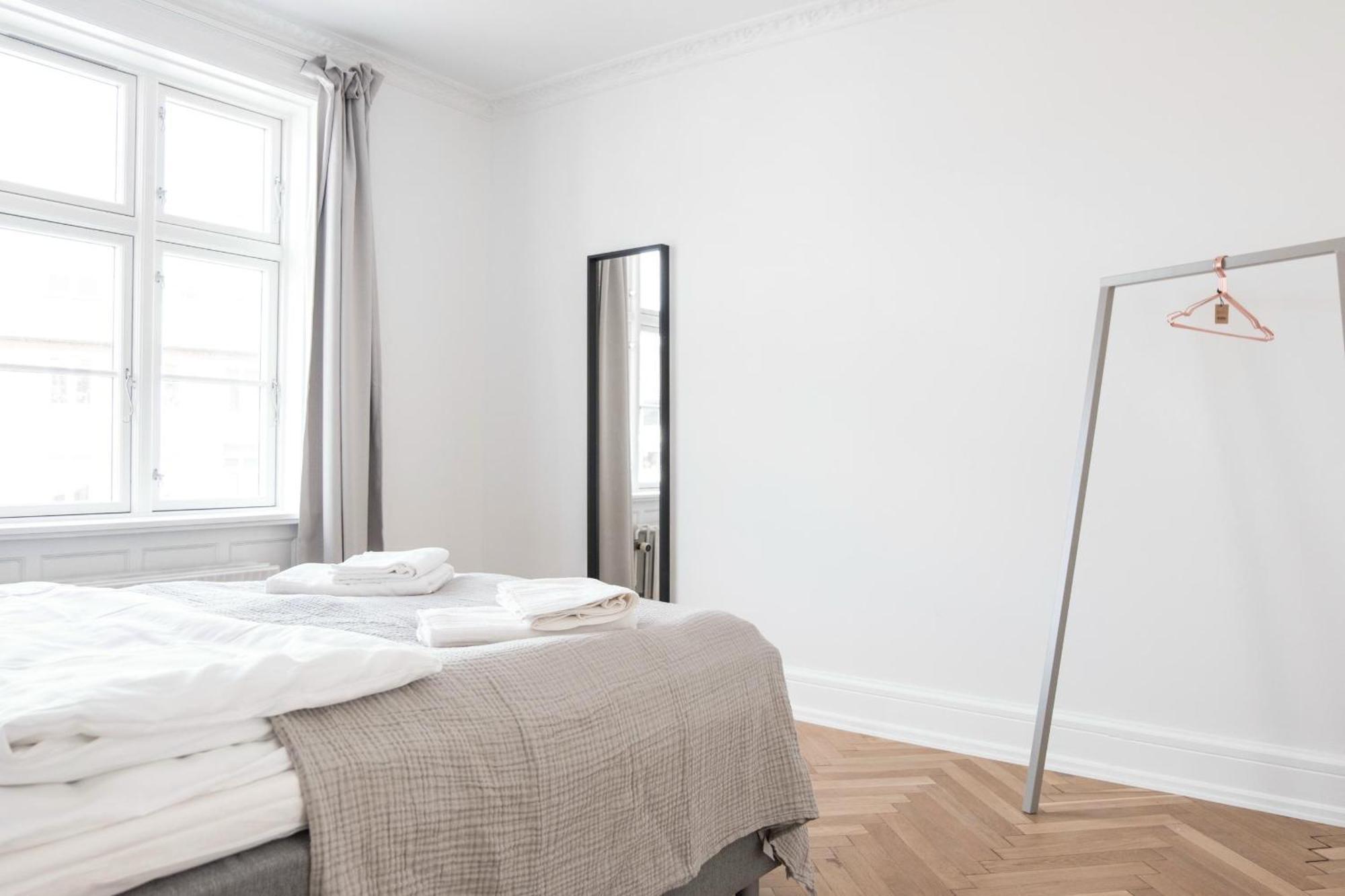Beautiful 2-bed With Large Balcony Apartment *