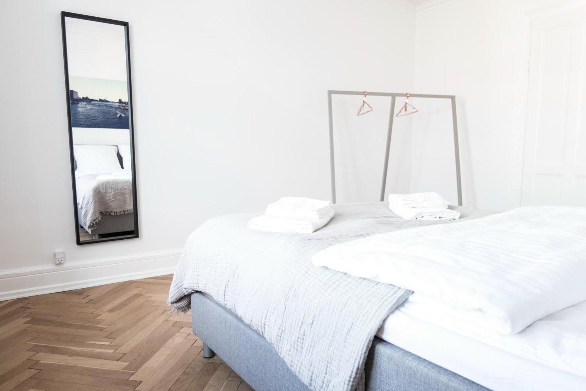 Beautiful 2-bed With Large Balcony *