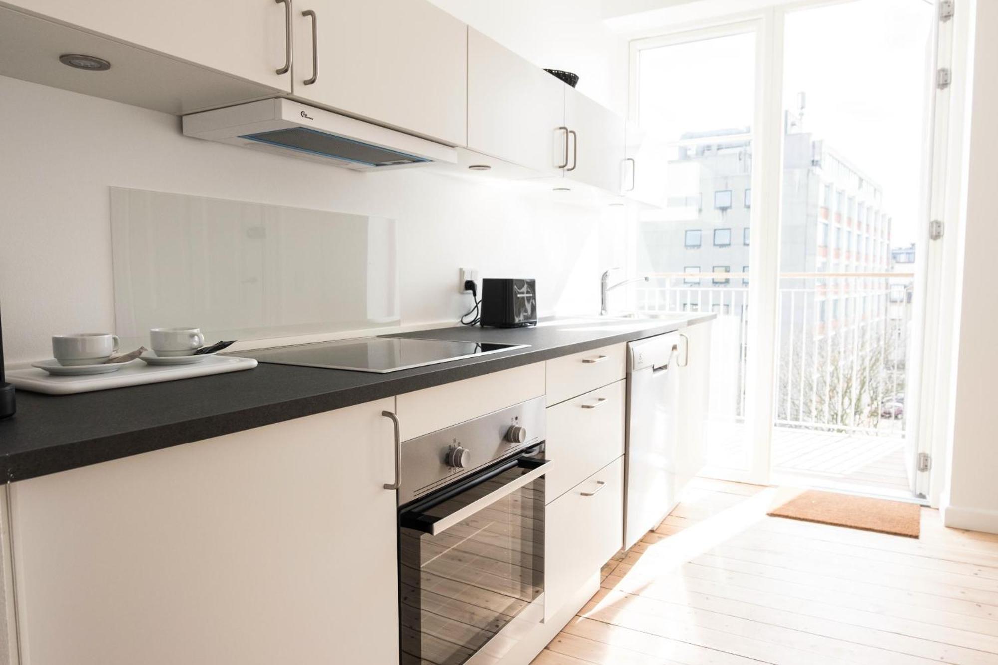 Beautiful 2-bed With Large Balcony *