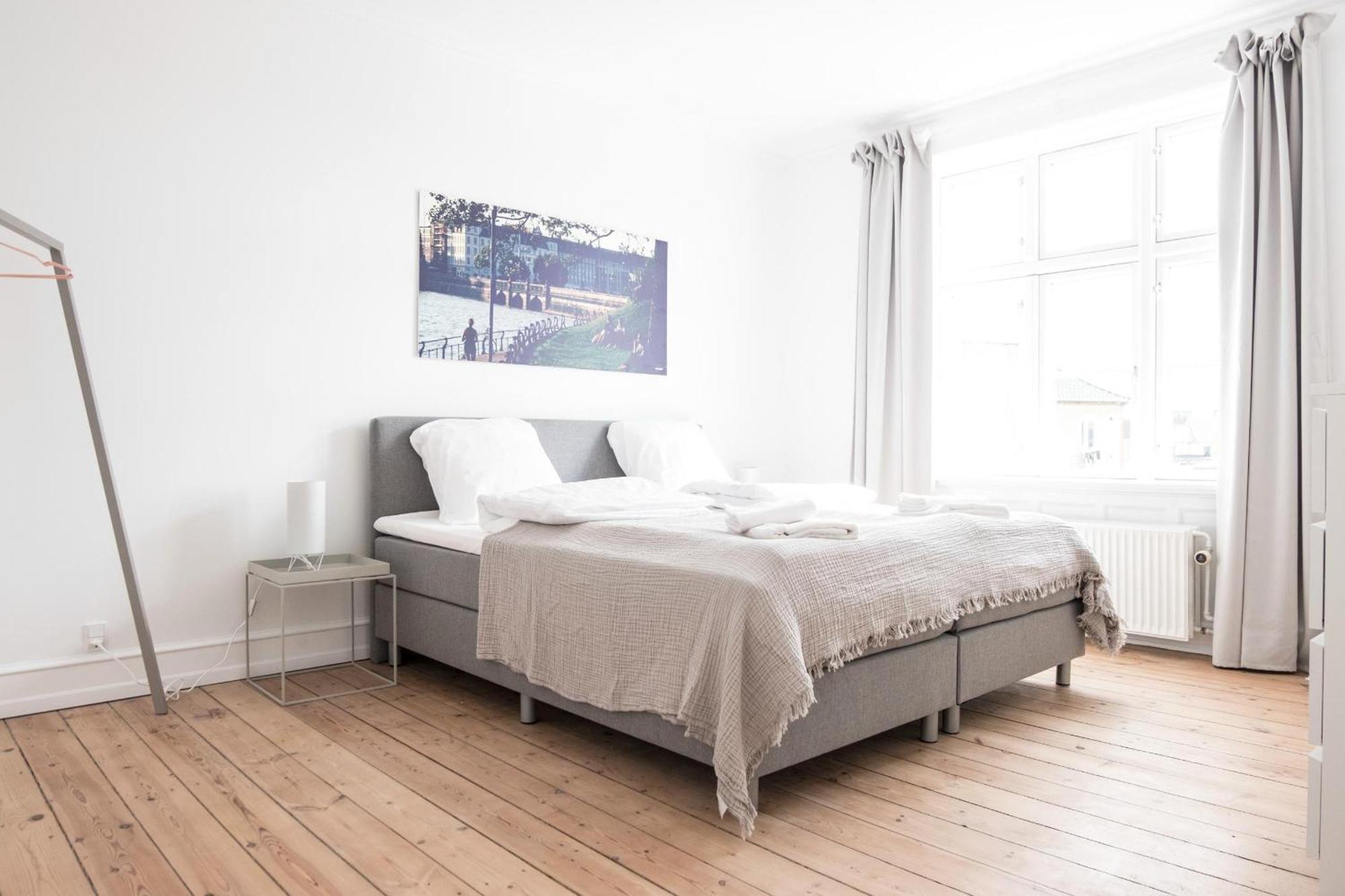 Beautiful 2-bed With Large Balcony Apartment