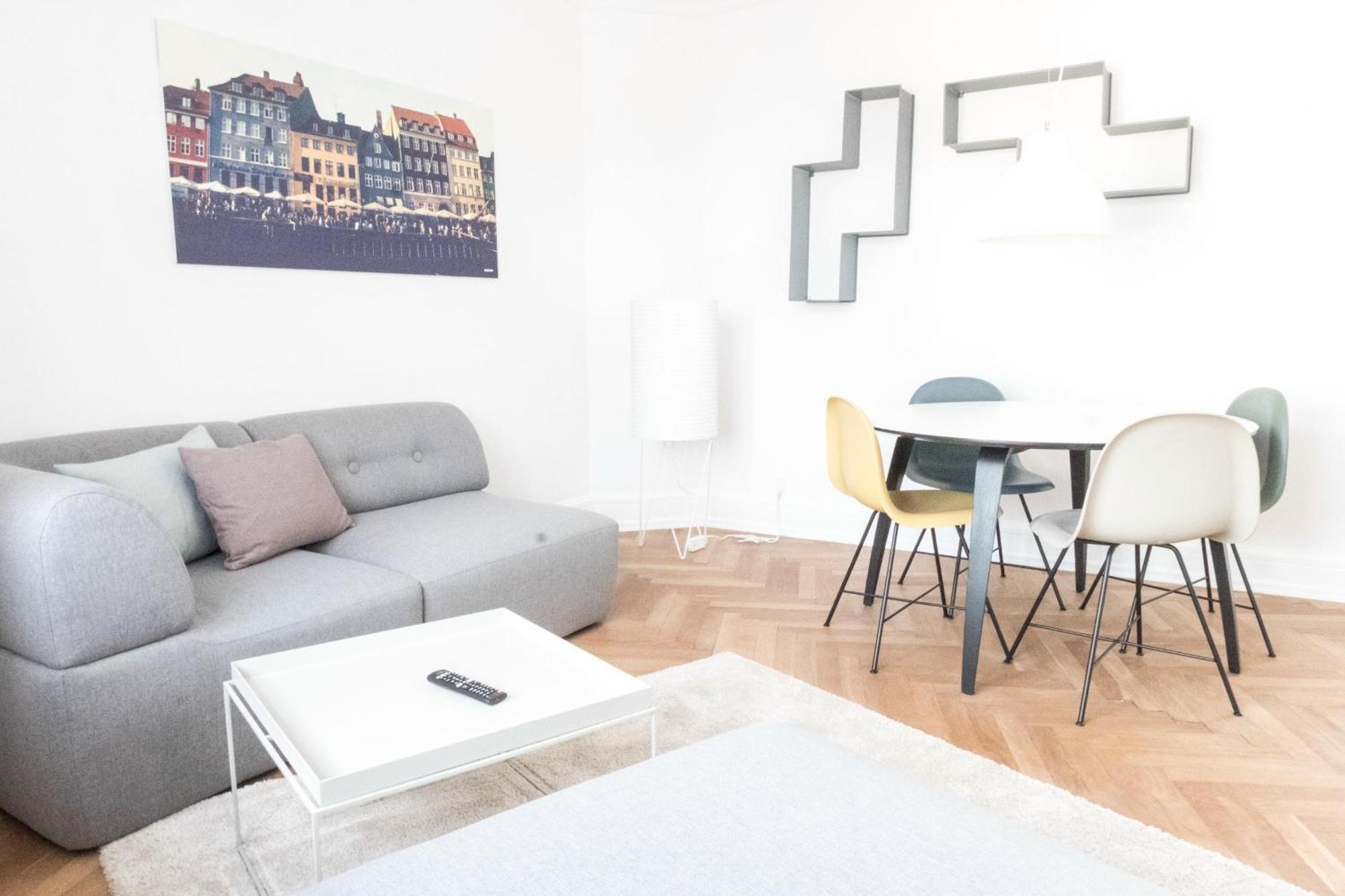 Beautiful 2-bed With Large Balcony *