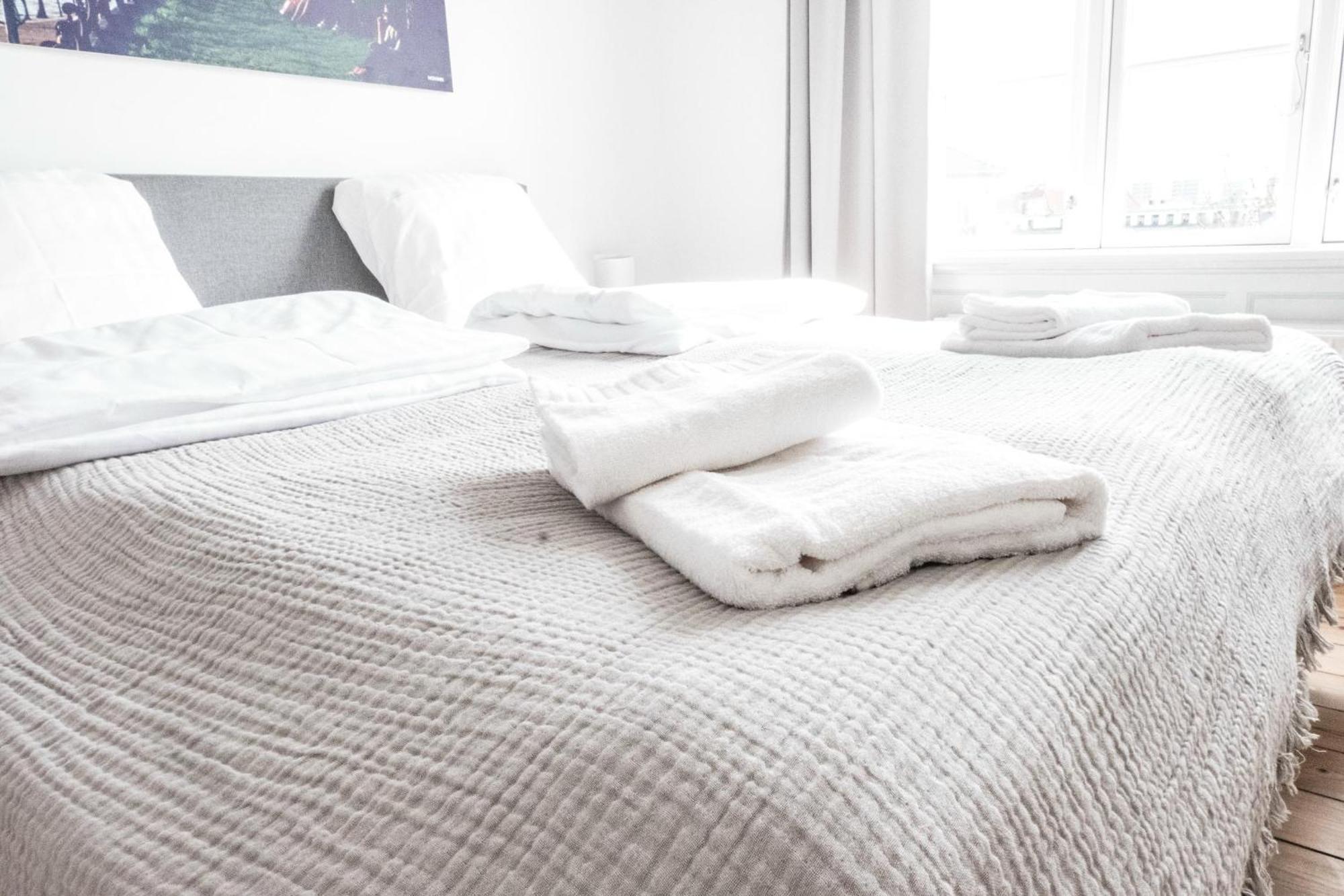 Beautiful 2-bed With Large Balcony Apartment *
