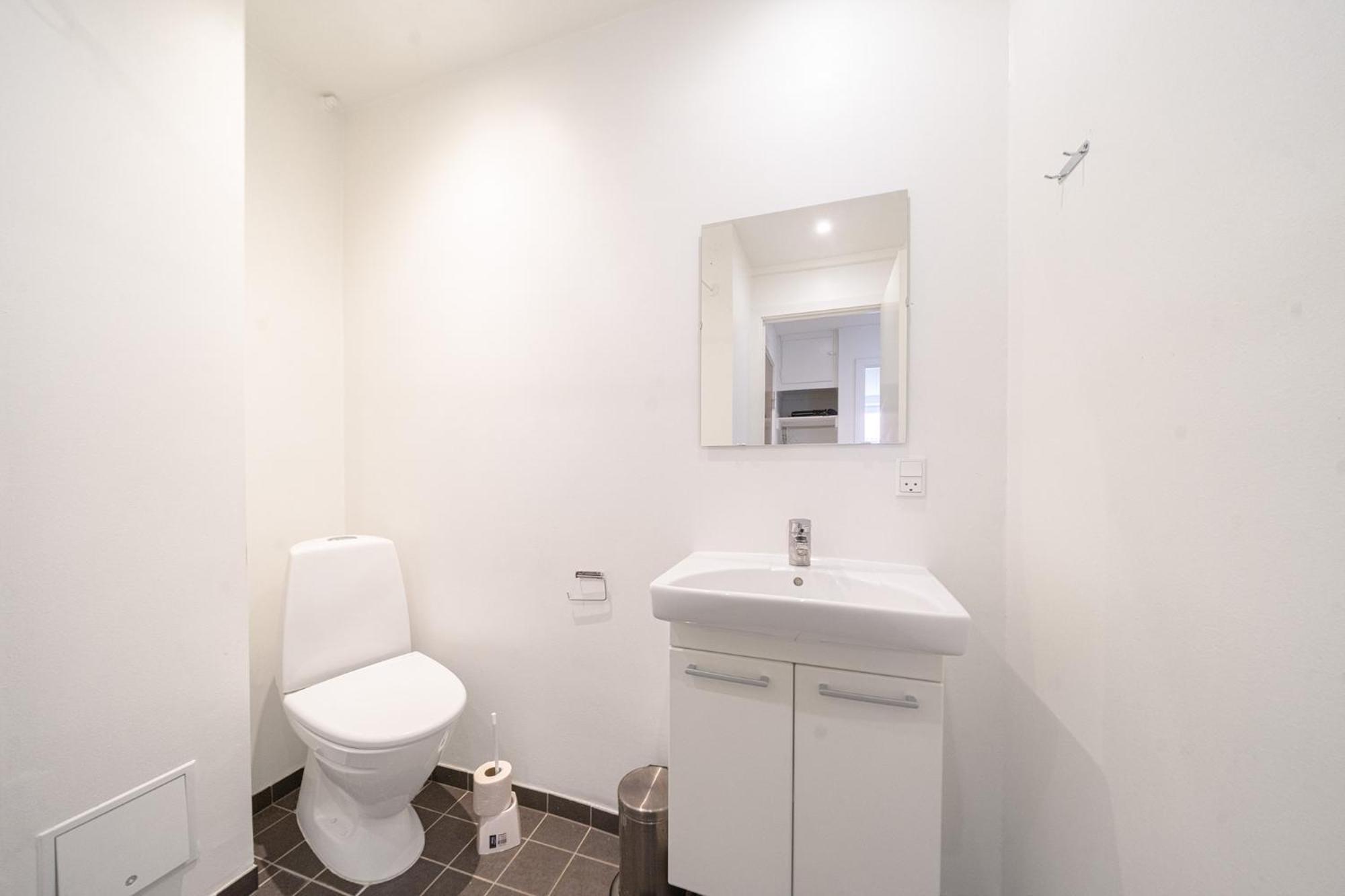 Refurbished 2-bed Close To Metro And Airport *