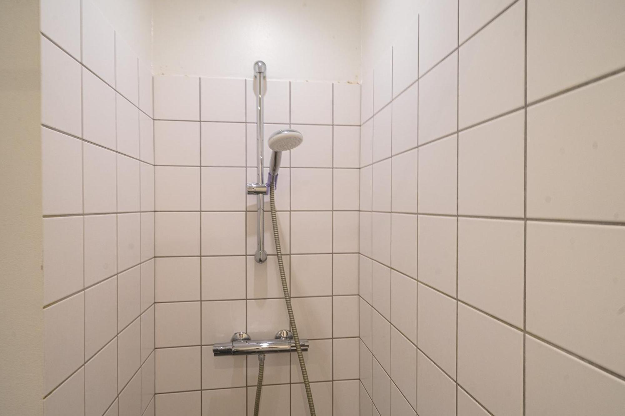 Apartment Refurbished 2-bed Close To Metro And Airport