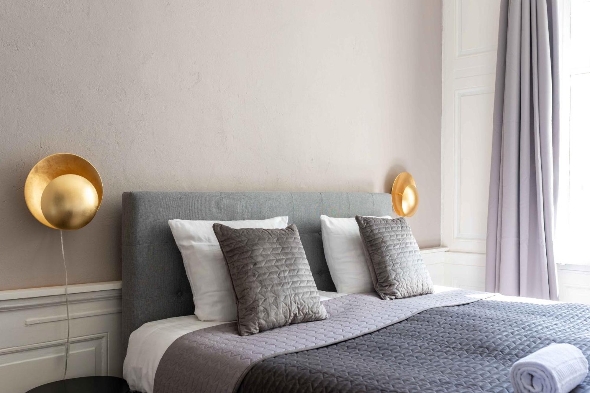 Deluxe At Perfect Location Apartment *