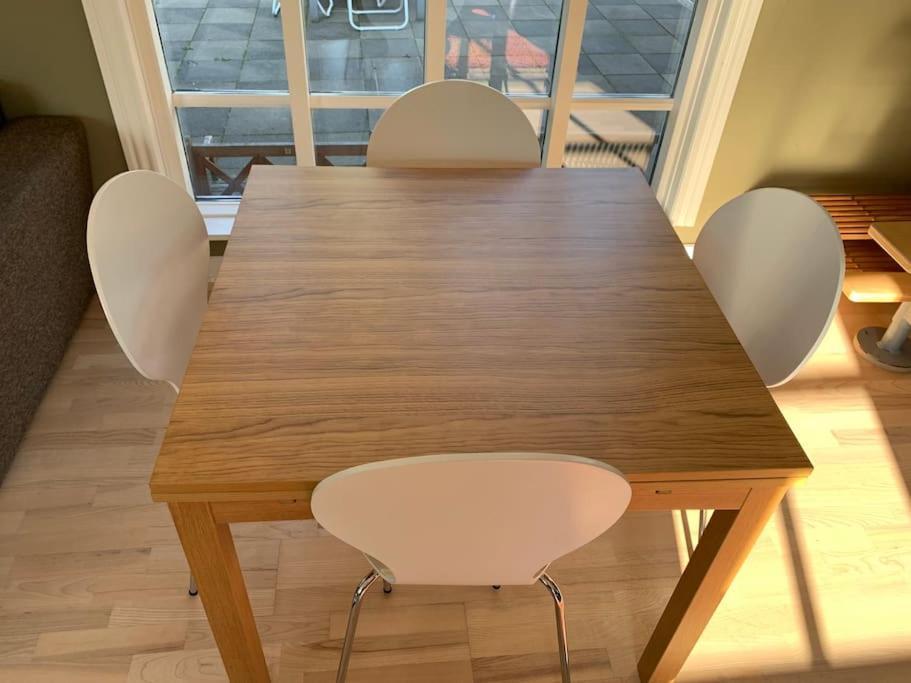 Modern 2 Bedroom Close To Airport And Town - Sleeps 8 *