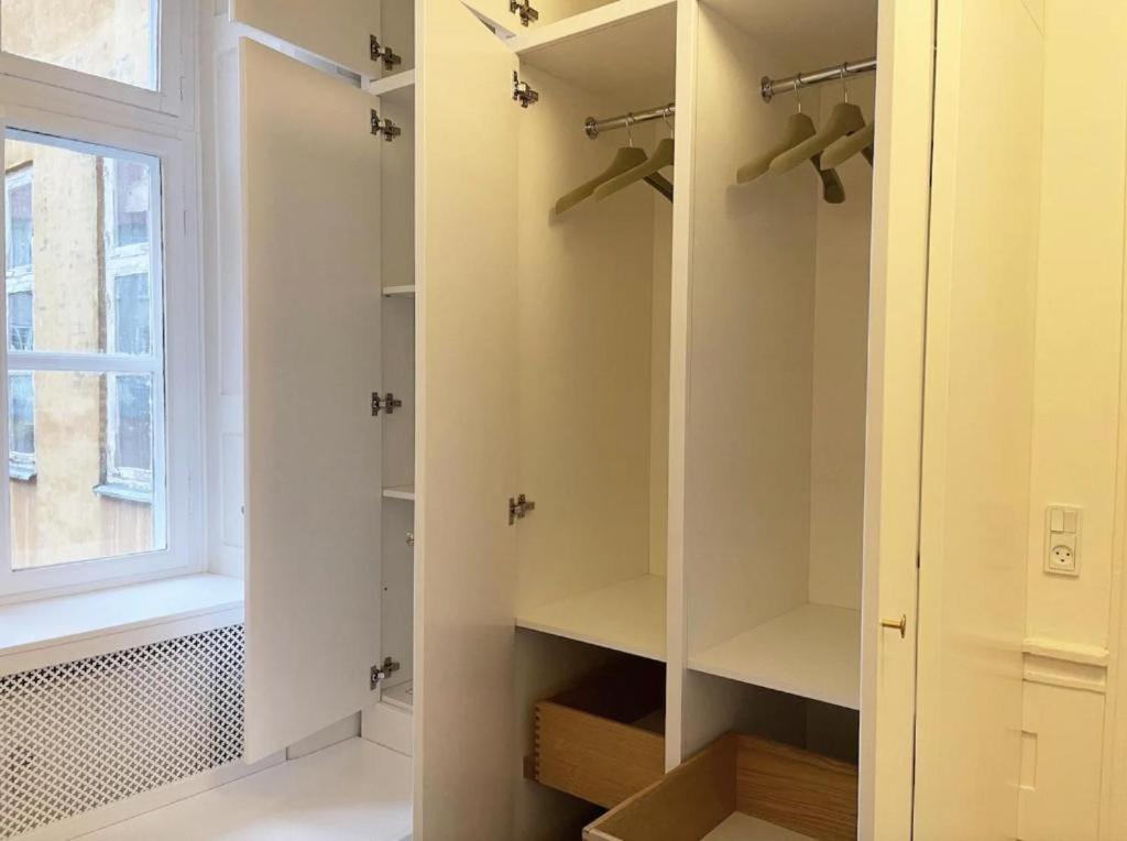 Luxury 'kings Garden View' 260m2 Prime Located Flat