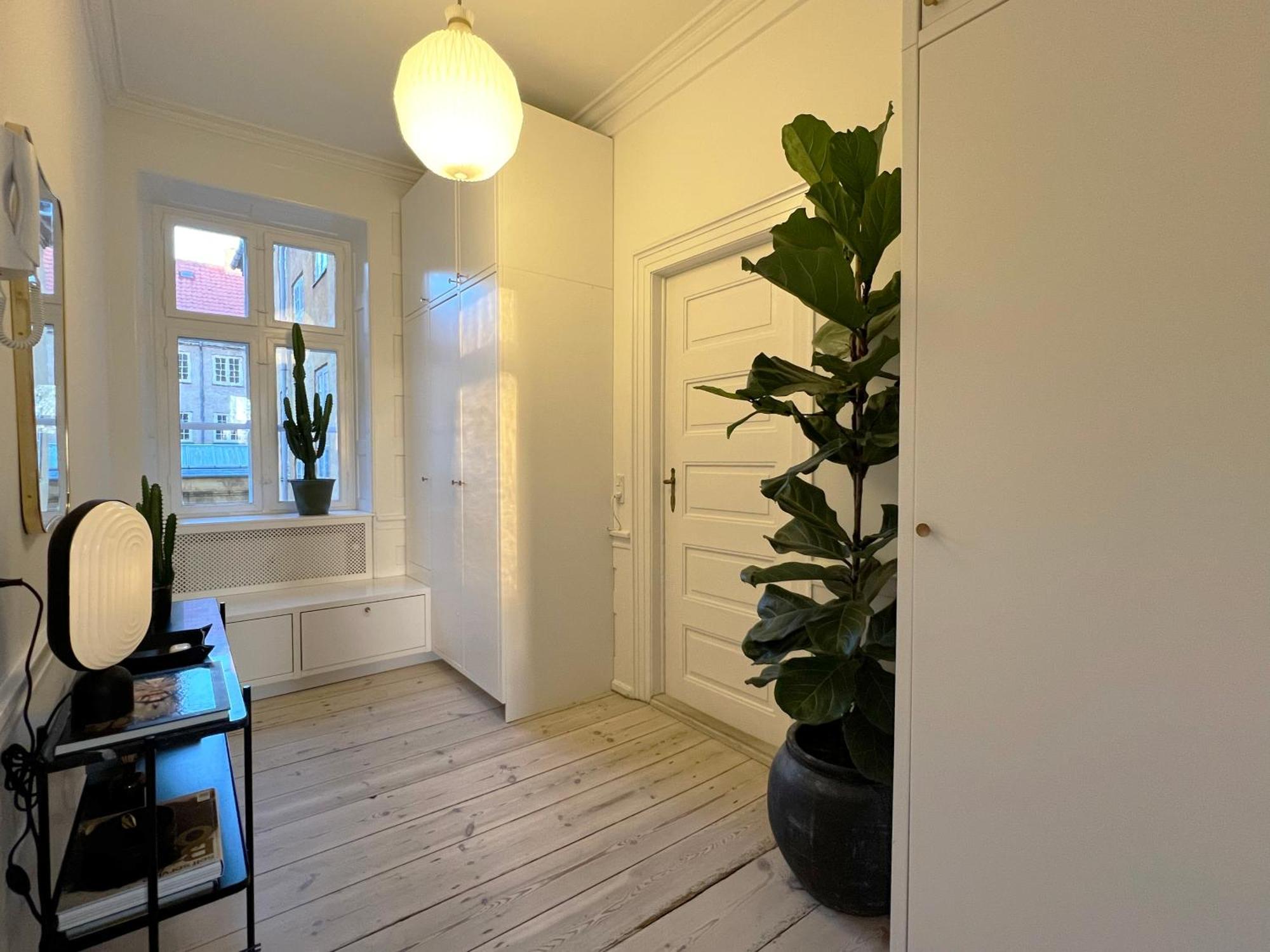 Luxury 'kings Garden View' 260m2 Prime Located Flat